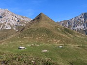 21 Dal sent. 237 vista su Baita Camplano (1840 m9 e Zucco degli agnelli (2057 m)